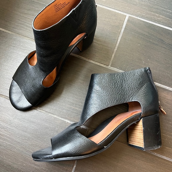 Black leather cut out low heels for winter or summer - Picture 6 of 6